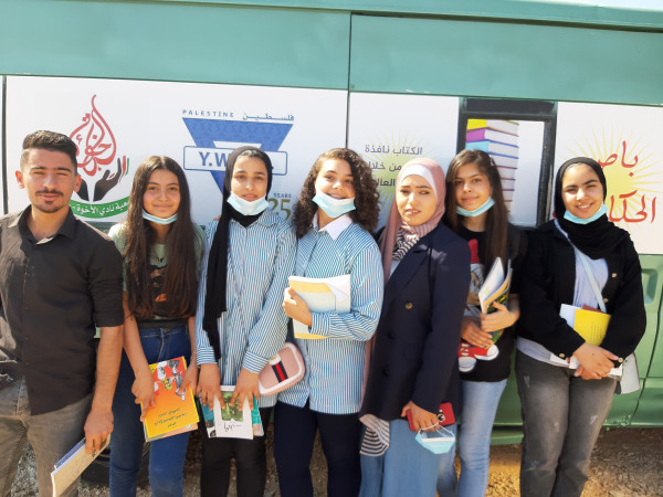 جمعية الشابات المسيحية في فلسطين تشارك بفعالية تسليم  "حافلة الحكايات" بمحافظة طوباس