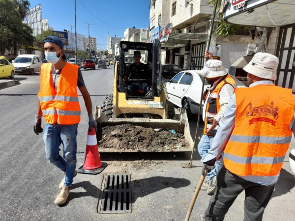 بلدية الخليل تشرع بأعمال صيانة احترازية للمصارف