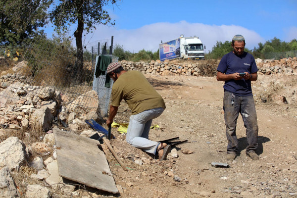 نابلس: مستوطنون ينصبون خيمة على قمة جبل النجمة من أراضي جالود