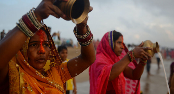 شاهد: هنديات يتعبدن إلى سلة مهملات