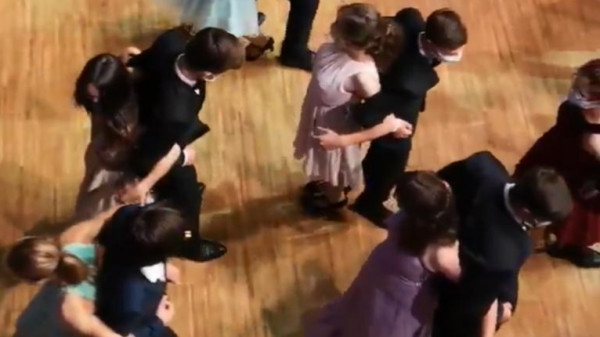 فيديو غريب لطلاب يرقصون يثير غضبا على "تويتر" بشأن "إجراءات (كوفيد-19)"