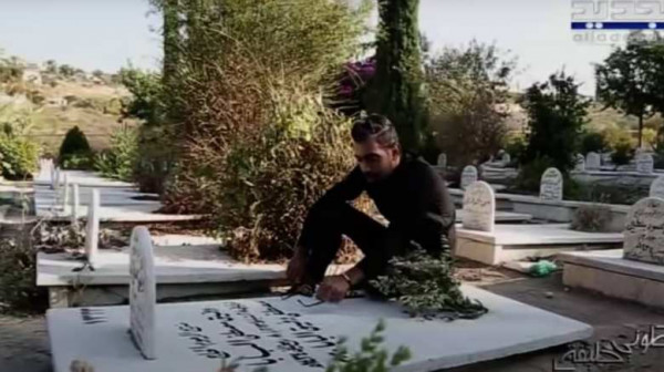 شاهد: شاب لبناني يدق على قبر والده بعدما أخبروه انه عاد للحياة