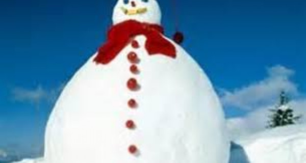 عائلة كندية تبني رجلا عملاقا من الثلج