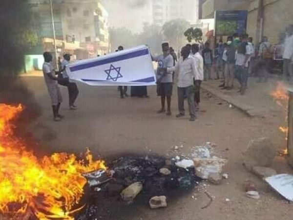 شاهد: متظاهرون في السودان يحرقون علم إسرائيل