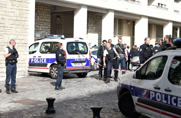 الشرطة الفرنسية تعتقل امرأتين طعنتا محجبتين في باريس