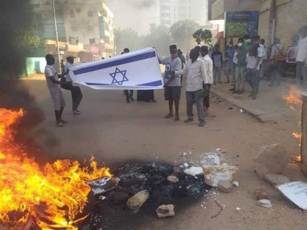 شاهد: متظاهرون سودانيون يحرقون العلم الإسرائيلي احتجاجاً على اتفاق التطبيع