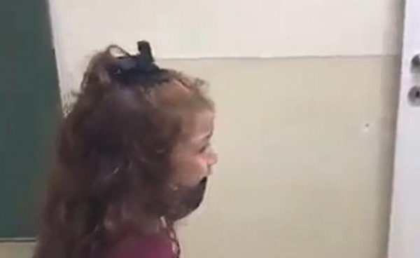 شاهد: فيديو مؤثر لبكاء طفلة الأسير ماهر الأخرس وتصرف مفاجئ من الحارس الإسرائيلي