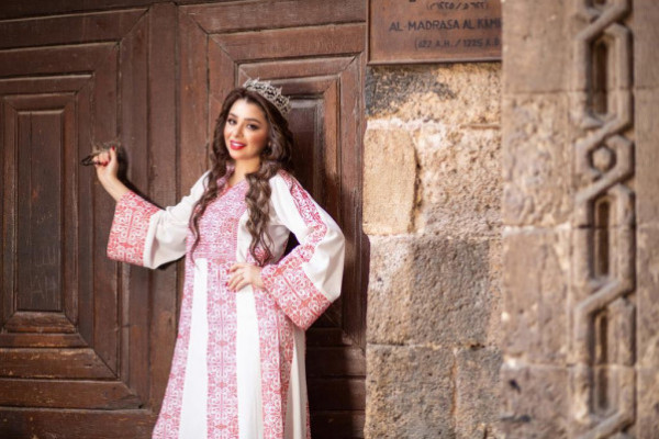 مريم أيوب تتألق بالثوب الفلسطيني في ذكرى تربعها على عرش الجمال 9999082108