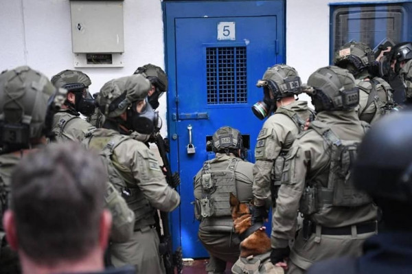 قوات القمع تقتحم قسم الأسرى الأطفال في سجن (عوفر)