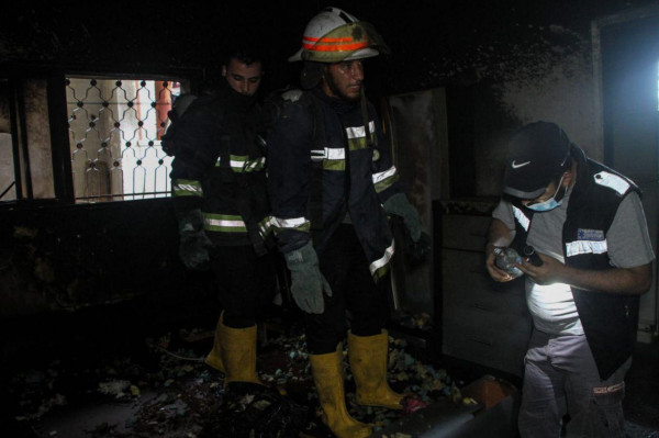 طواقم الدفاع المدني بغزة تُخمد حريقاً اندلع بمنزل شمال القطاع