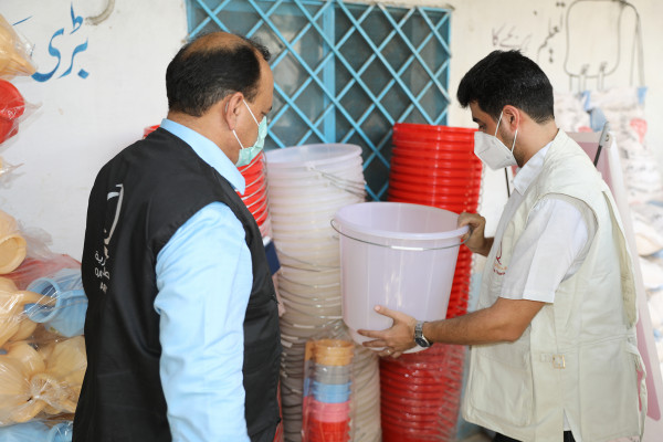 قطر الخيرية توزّع مساعدات لمواجهة (كورونا) على اللاجئين الأفغان بباكستان