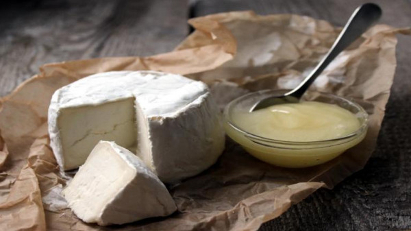 باحثون يكتشفون سبب كون بعض أنواع الجبن كريهة الرائحة