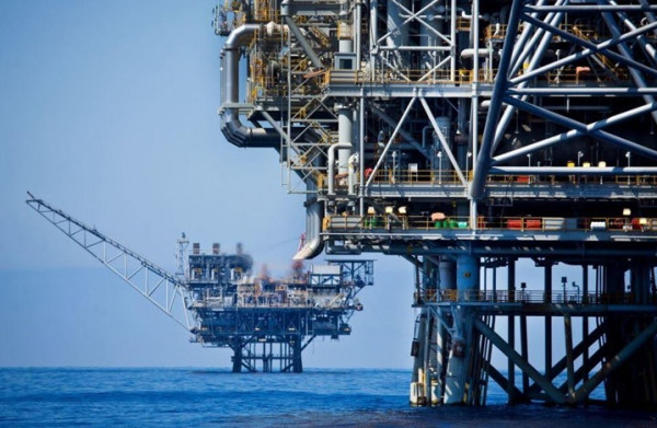 دولة عربية تستنفد نصف احتياطها من النفط والغاز