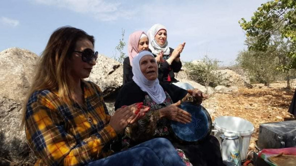 ادوار تحتفل باليوم الوطني بين اشجار الزيتون وعلى وقع اغنيات التراث الفلسطيني