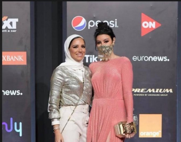 شبيهة ميغان ماركل المحجبة تثير الجدل في مهرجان الجونة