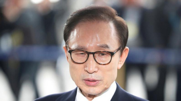 الحكم بالسجن 17 عاما على الرئيس الكوري الجنوبي السابق بتهمتي الرشوة والاختلاس