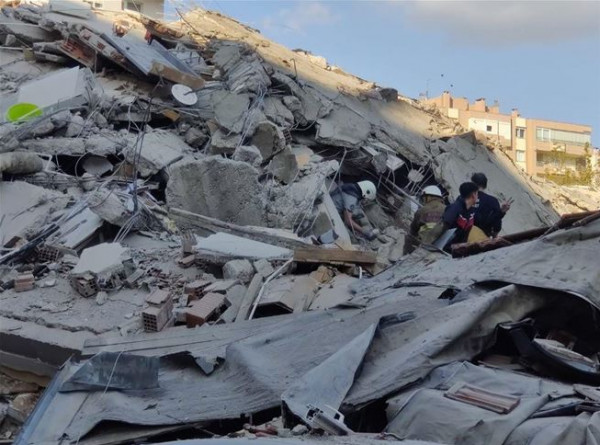 شاهد: 12 قتيل 419 جريح في زلزال ضرب ولاية إزمير التركية