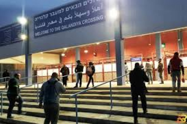 الاحتلال يغلق حاجز قلنديا شمال القدس