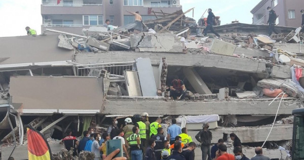 ارتفاع عدد ضحايا الزلزال في إزمير التركية إلى 17 قتيلاً و709 إصابات
