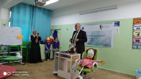 مركز الخليل المجتمعي يسلم المدارس المستهدفة الألواح الذكية التفاعلية