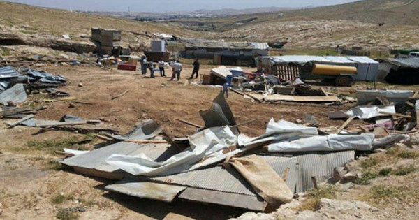 الاحتلال يخطر بهدم خيام ووقف العمل بمنازل شرق يطا
