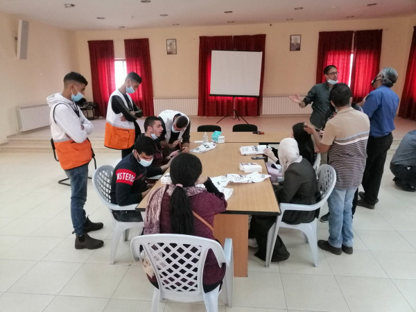 المصادر العلائية بالتعاون مع الصليب والهلال الاحمر يقدمون خمسة هواتف ذكية ناطقة لطلبة جامعيين