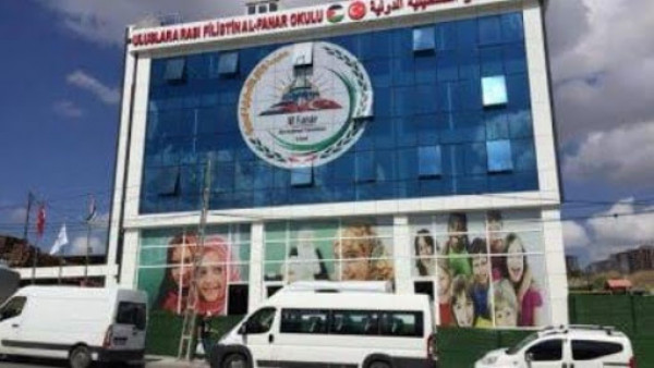 الخواجا يقدم خمس منح دراسية لأوائل مدارس فلسطينية