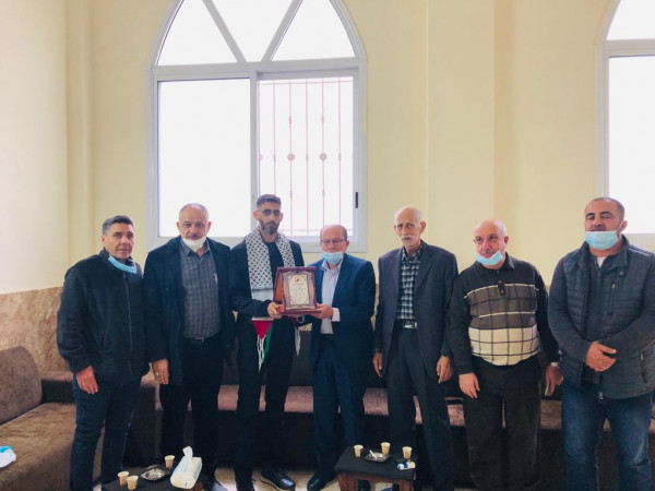 أبو بكر يكرم أسرى محررين ويزور ذوي الأسيرين الأخرس وأبو وعر