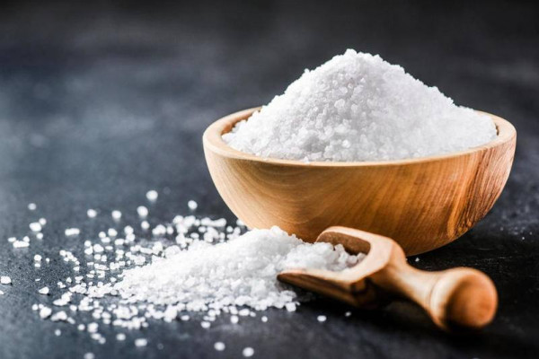تعرف على مخاطر تقليل الملح في الطعام