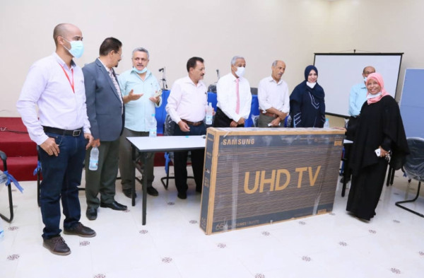 مدير التربية بعدن يدشن حملة توزيع شاشات عرض وأجهزة طباعة لمدارس المعلا وصيرة