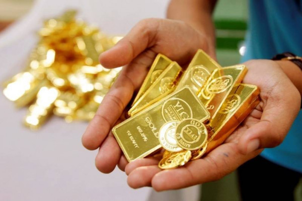 الذهب يرتفع مع تراجع الدولار وتفاقم جائحة (كورونا)