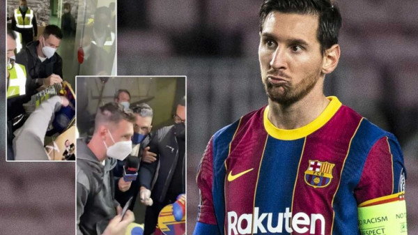 شاهد: إيقاف ميسي في مطار برشلونة بعد 15 ساعة من الطيران