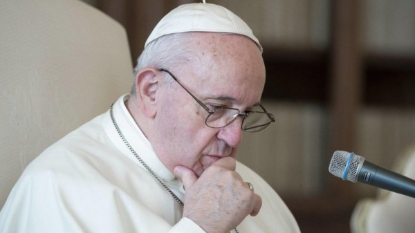 بابا الفاتيكان في ورطة بسبب عارضة أزياء ‏برازيلية.. والحسناء تقول "ضمنت الجنة"