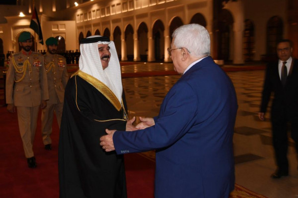 معزياً بوفاة عريقات.. الرئيس عباس يتلقى اتصالاً هاتفياً من ملك البحرين