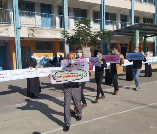 بالصور: وقفة احتجاجية لمعلمي مدارس (أونروا) بخان يونس