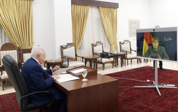 الكشف عن تفاصيل لقاءٍ مرئي بين الرئيس عباس وأنغيلا ميركل