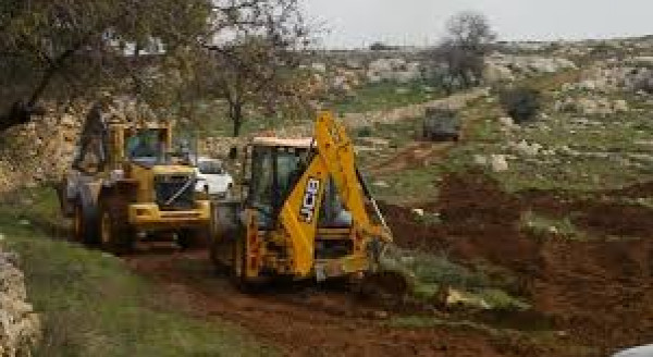الاحتلال يجرّف أراضي زراعية غرب رام الله