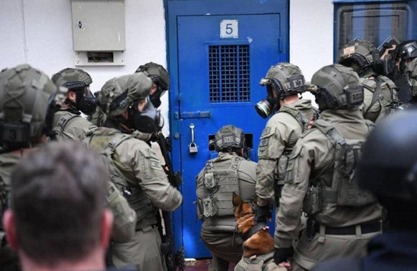 قوات القمع تقتحم قسم (22) في سجن "عوفر" والأسرى يرجعون وجبات الطعام