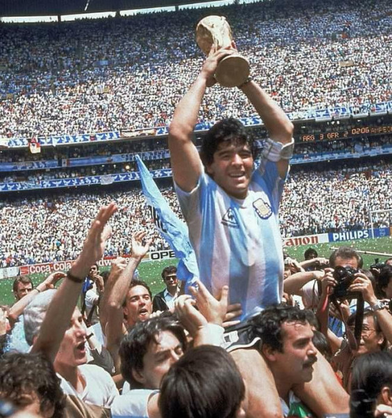 وفاة أسطورة كرة القدم الأرجنتينية دييجو أرماندو مارادونا