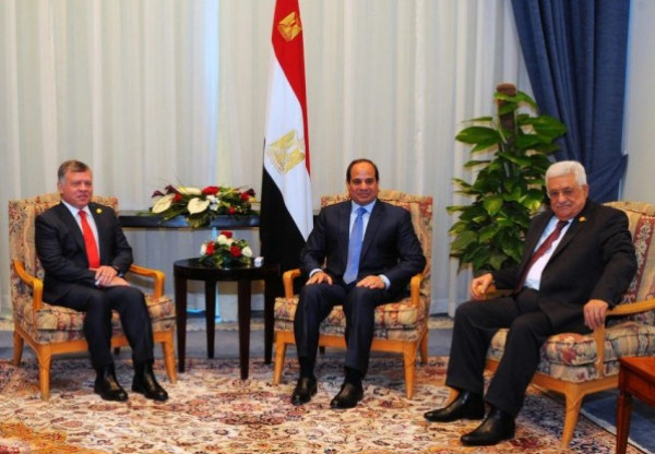 الرئيس عباس يلتقي العاهل الأردني والرئيس المصري في إطار جولة خارجية