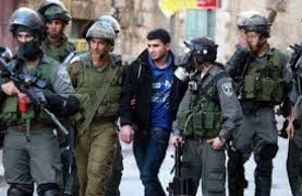 الاحتلال يعتقل ثلاثة مواطنين من القدس والخليل