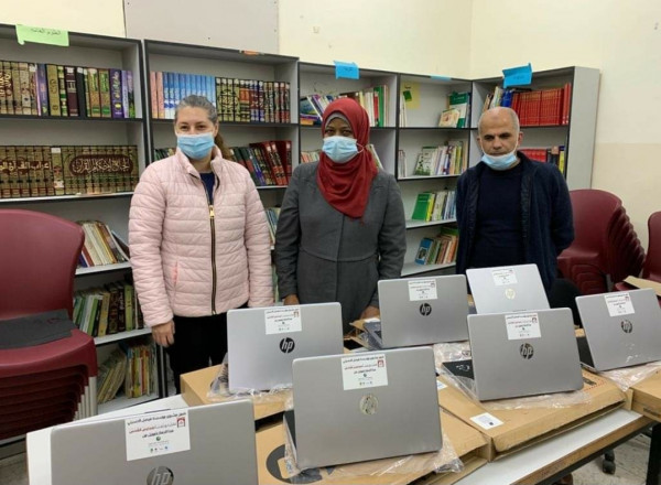مؤسسة فيصل الحسيني تُسلم 151 جهاز حاسوب لـ 14 مدرسة