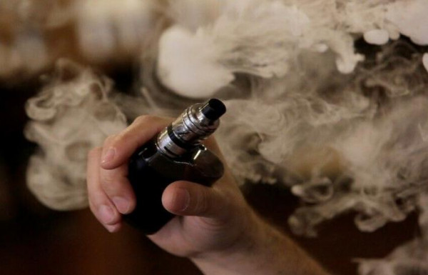 دراسة: السجائر الإلكترونية تزيد من خطر الاصابة بمرض الرئة