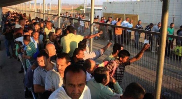 سلطة السكان باسرائيل تنظم طريقة توزيع تصاريح العمل على العمال الفلسطينيين في مجال البناء