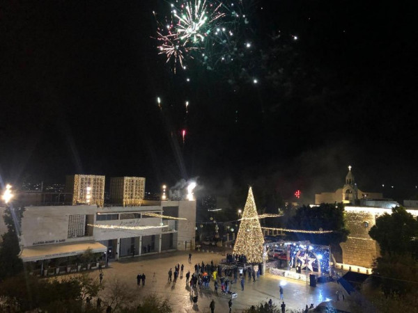 شاهد: بيت لحم وبيت جالا تحتفلان بإضاءة شجرة الميلاد
