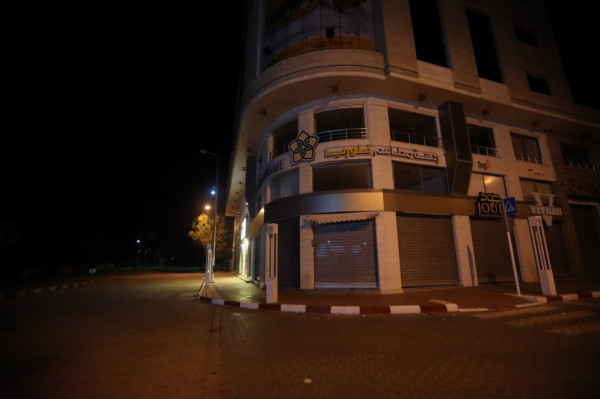 شاهد: الشرطة بغزة تُتابع التزام المواطنين والمنشآت بالإغلاق وحظر التجول