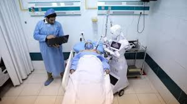 مخترع مصري يختبر "روبوت" لتشخيص (كوفيد-19)