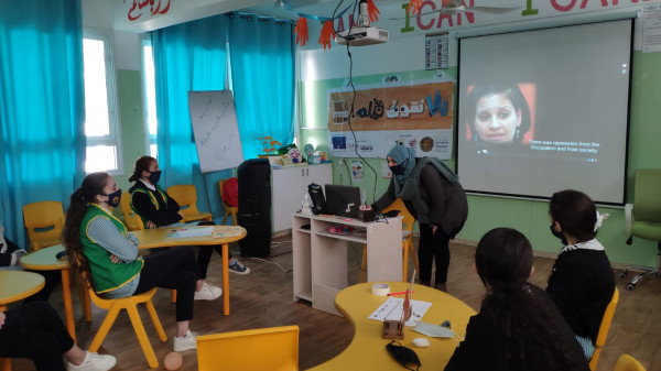 المركز الفلسطيني ينفذ أنشطة مجتمعية في مدارس مخيم الفوار