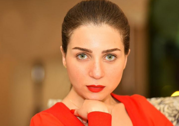 تعرفي على أساسيات المكياج العصري من وحي مي عز الدين