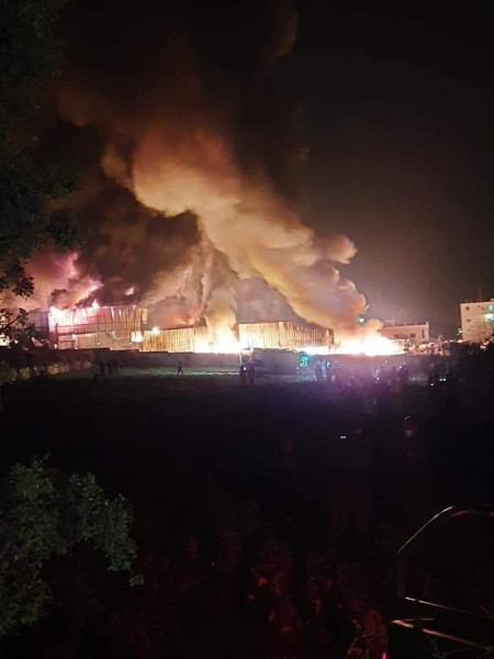 شاهد: اندلاع حريق كبير بأحد المصانع في بلدة بيت أمر شمال الخليل